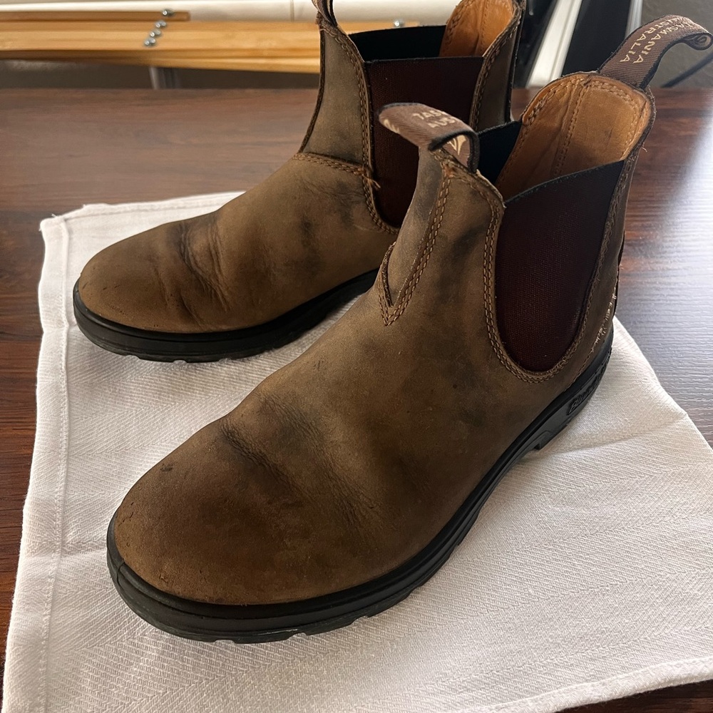 Blundstone Dark Brown Chelsea Boots with Suede Upper and Elastic Panels